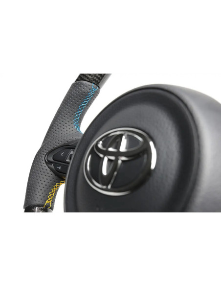 Volante GReddy in carbonio nero con cuciture a 3 colori per Toyota Yaris GR GXPA16